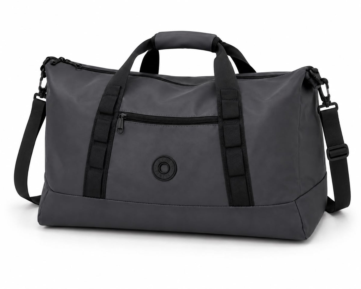 BOLSO VIAJERO EN CUERO SINTÉTICO, REATA AJUSTABLE, BOLSILLOS INTERNOS Y FRONTALES.