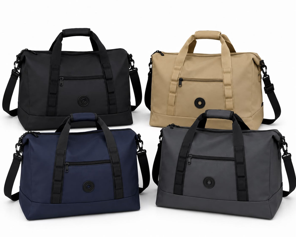 BOLSO VIAJERO EN CUERO SINTÉTICO, REATA AJUSTABLE, BOLSILLOS INTERNOS Y FRONTALES.
