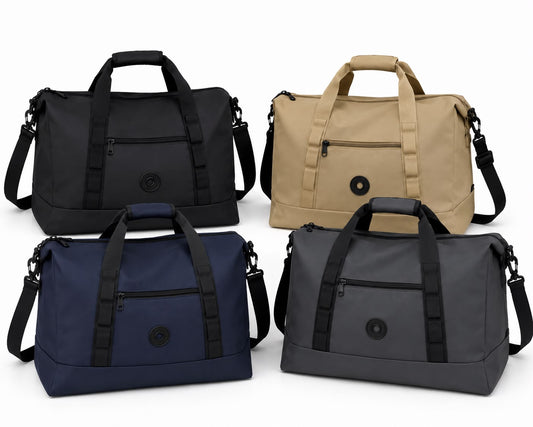 BOLSO VIAJERO EN CUERO SINTÉTICO, REATA AJUSTABLE, BOLSILLOS INTERNOS Y FRONTALES.