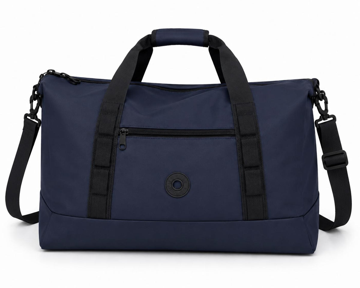 BOLSO VIAJERO EN CUERO SINTÉTICO, REATA AJUSTABLE, BOLSILLOS INTERNOS Y FRONTALES.