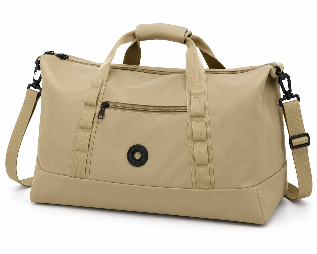 BOLSO VIAJERO EN CUERO SINTÉTICO, REATA AJUSTABLE, BOLSILLOS INTERNOS Y FRONTALES.