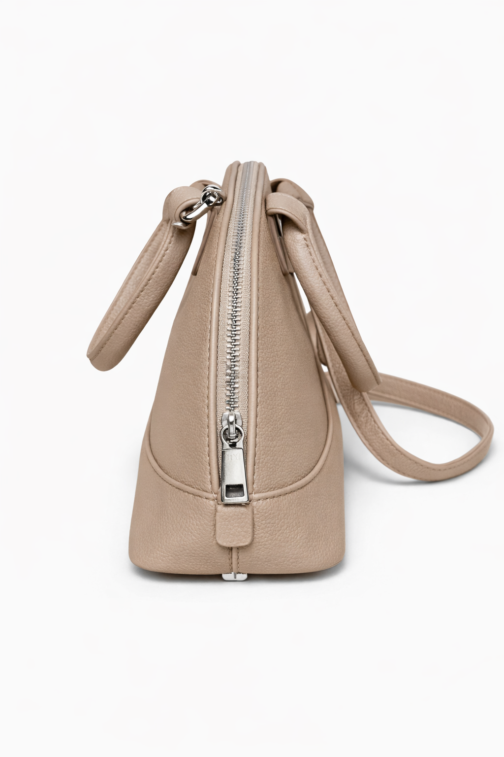 BOLSO BAGUETTE EN CUERO SINTÉTICO, BOLSILLO INTERNO Y CORREA AJUSTABLE.