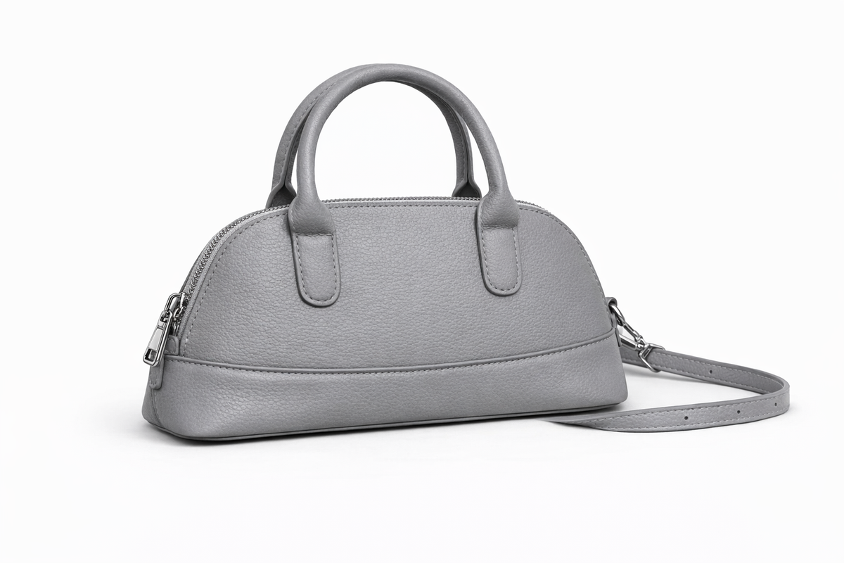 BOLSO BAGUETTE EN CUERO SINTÉTICO, BOLSILLO INTERNO Y CORREA AJUSTABLE.