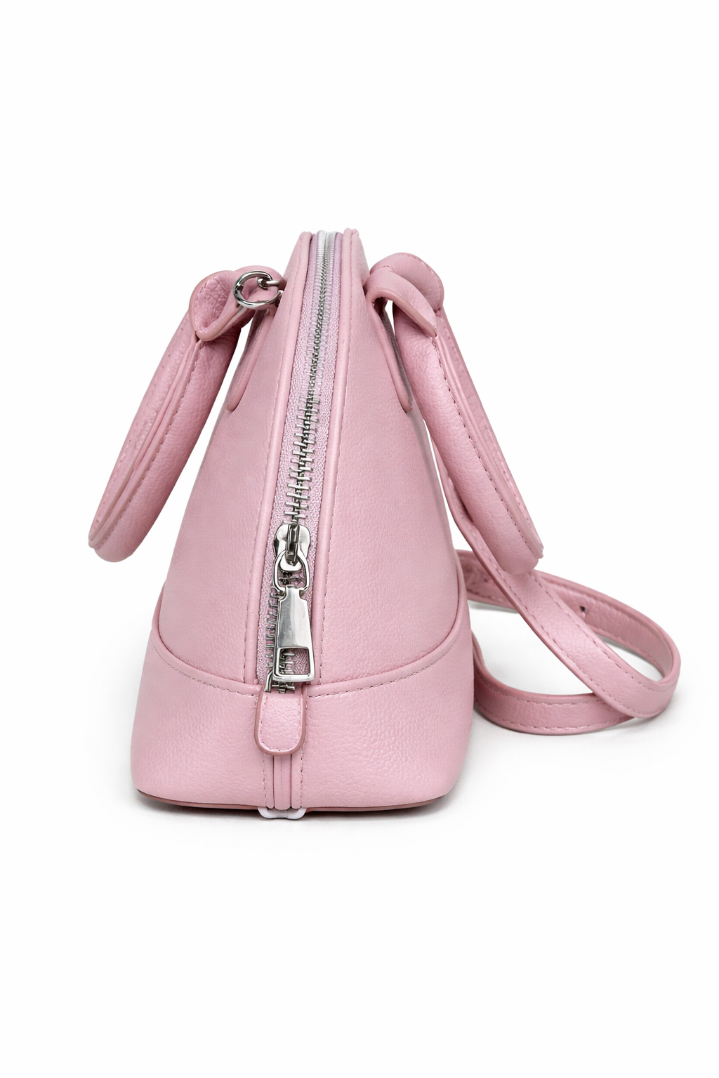 BOLSO BAGUETTE EN CUERO SINTÉTICO, BOLSILLO INTERNO Y CORREA AJUSTABLE.