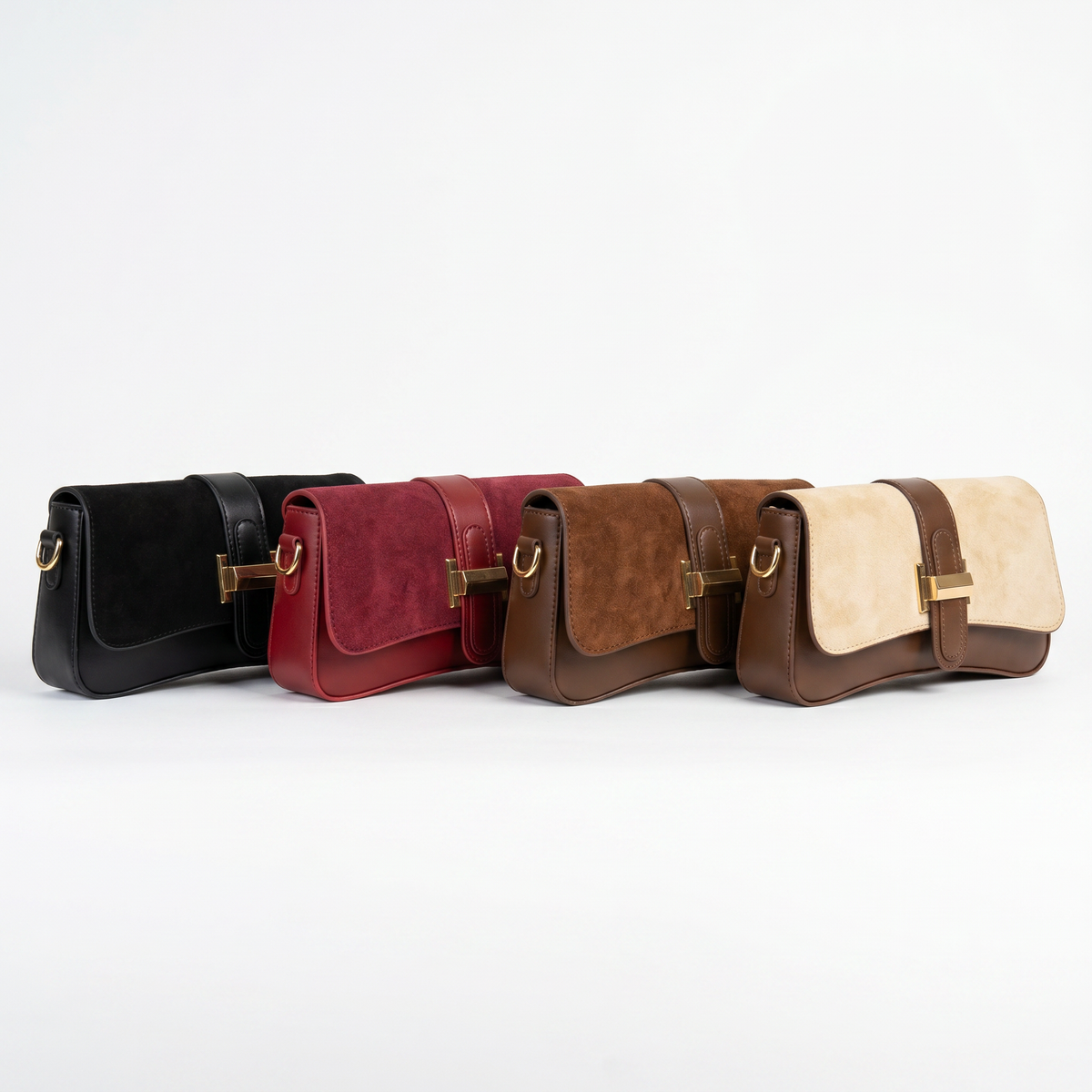 BOLSO BAGUETTE EN CUERO SINTÉTICO Y GAMUZA, HERRAJES DORADOS, BOLSILLO INTERNO Y CORREA AJUSTABLE.