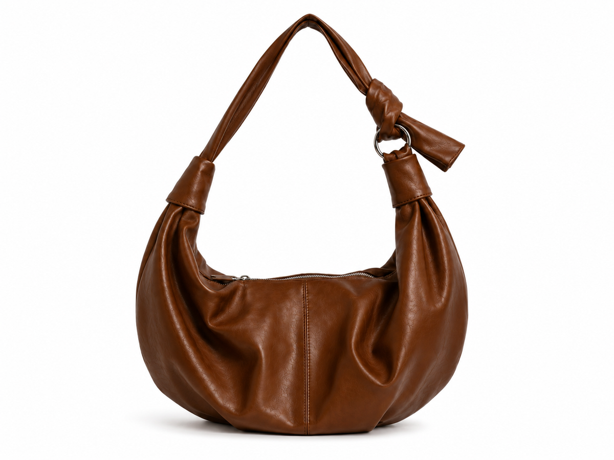 BOLSO BAGUETTE EN CUERO SINTÉTICO, BOLSILLO INTERNO Y HERRAJES METÁLICOS.