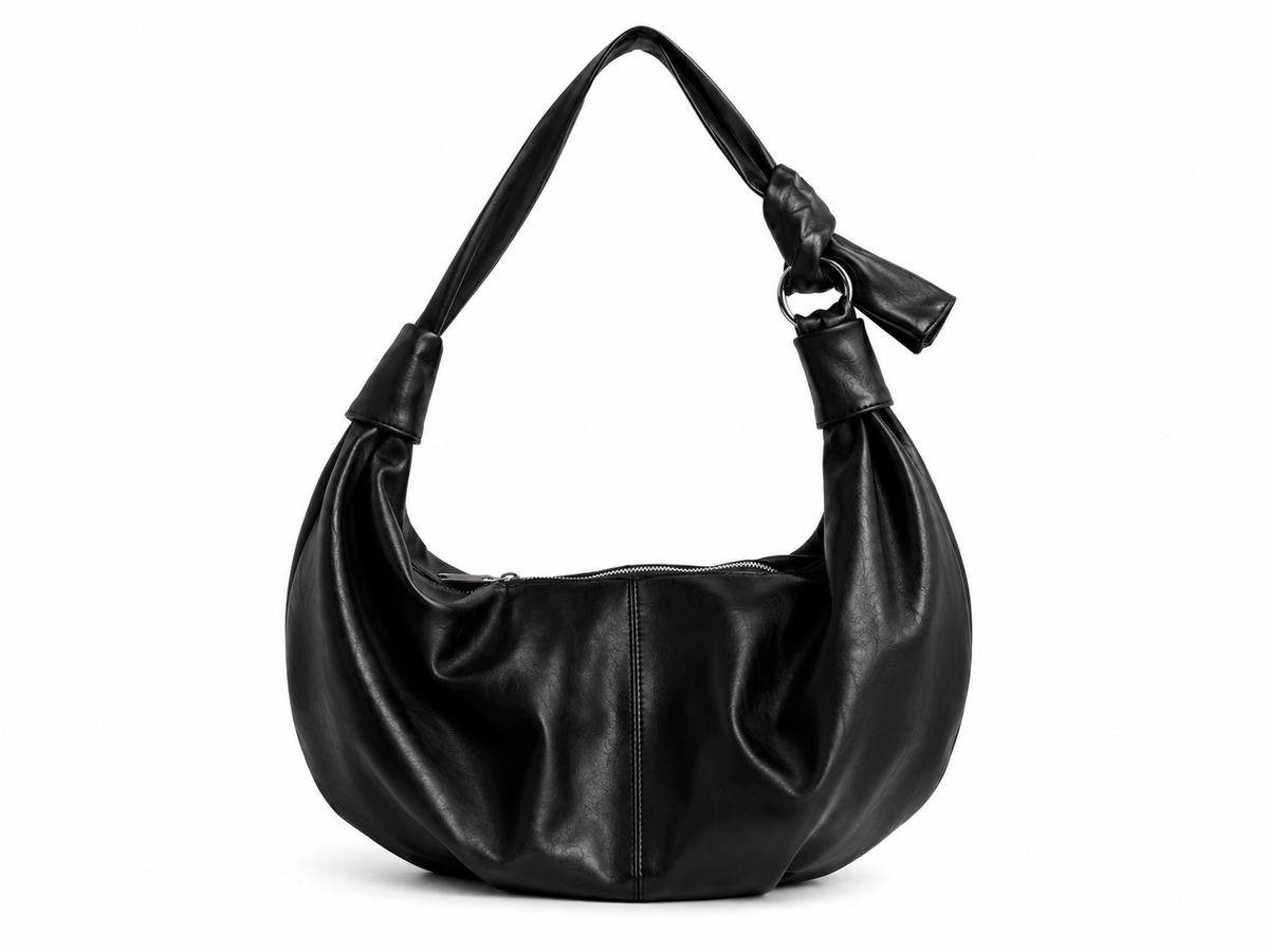 BOLSO BAGUETTE EN CUERO SINTÉTICO, BOLSILLO INTERNO Y HERRAJES METÁLICOS.