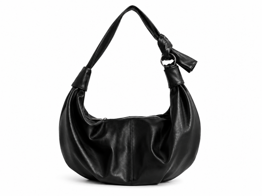 BOLSO BAGUETTE EN CUERO SINTÉTICO, BOLSILLO INTERNO Y HERRAJES METÁLICOS.